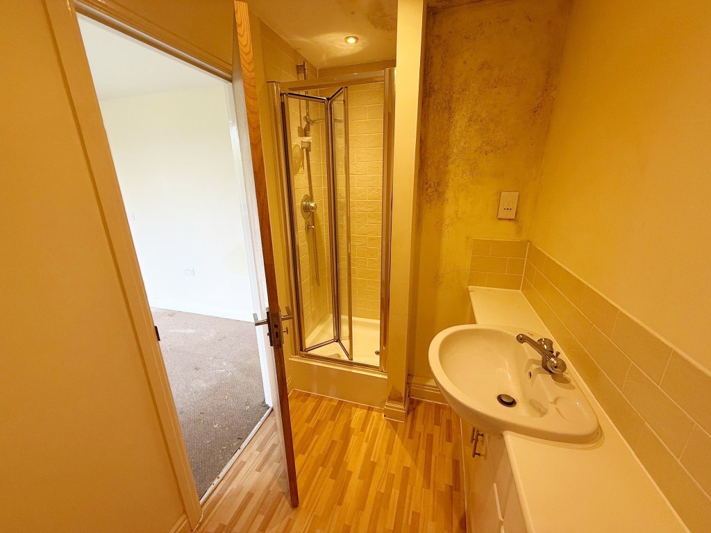 Lot: 108 - TWO-BEDROOM FLAT FOR REPAIR - En-suit shower with WC